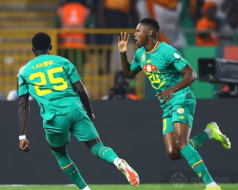 赛艇锦标赛焦点战:洞庭雄狮队读秒扳平胶东雷豹队,客场强势带走胜利。快速转换撕裂防线的简单介绍 赛艇锦标赛焦点战:洞庭雄狮队读秒扳平胶东雷豹队,客场强势带走胜利。快速转换撕裂防线的简单介绍